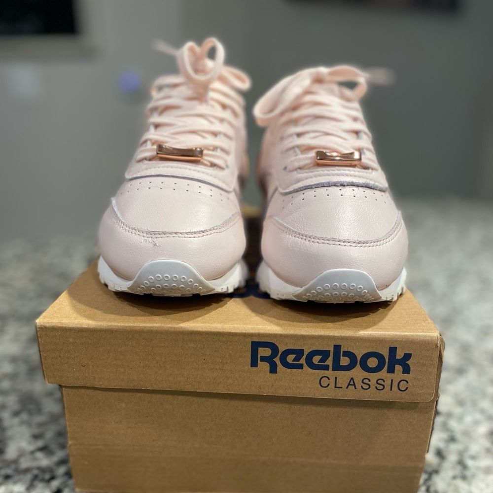 Womens Reebok Classics - Picture 6 of 10